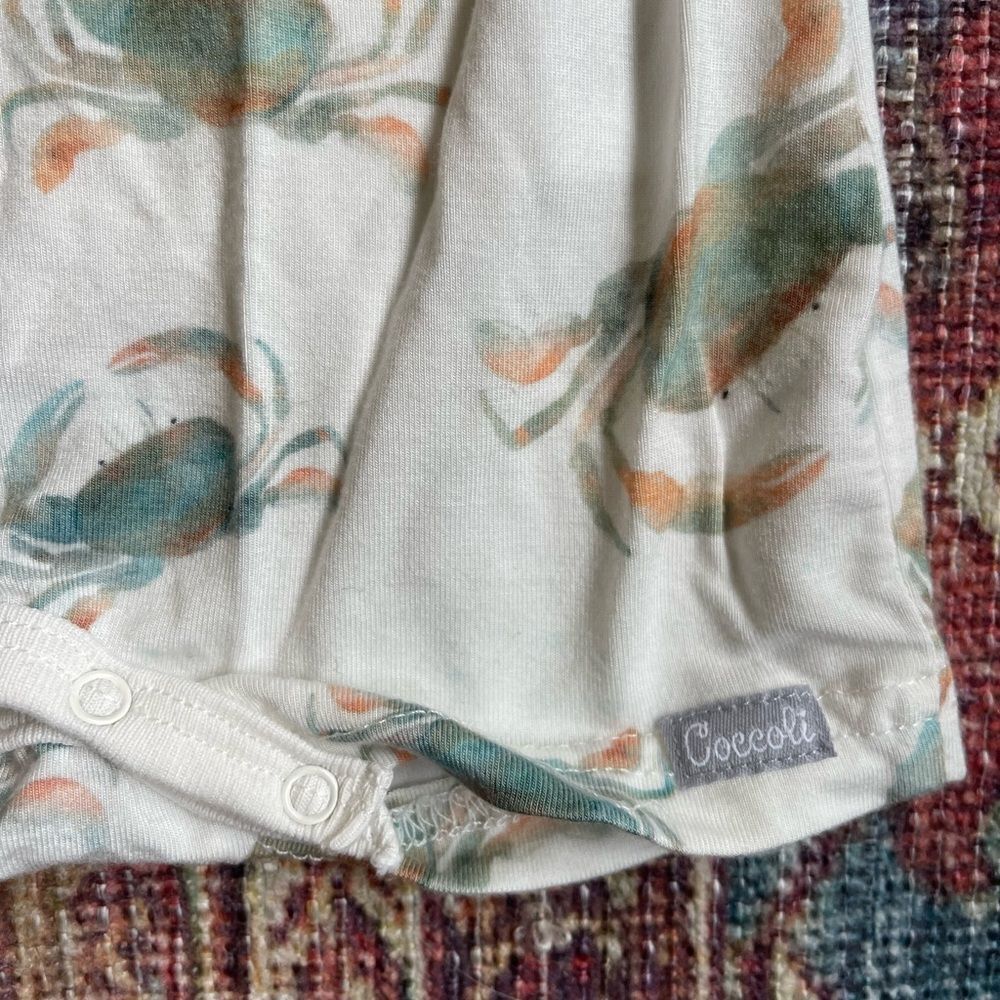 Coccoli matching set of 2 Baby Romper Tencel White with Blue and Orange Crabs - Picture 5 of 10